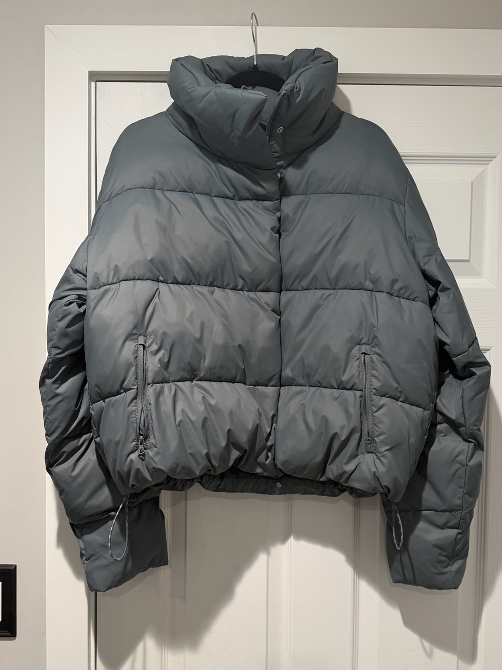 Auth. ✅ NWOT ALO Yoga “Gold Rush” Puffer in “Steel Grey” Size Large💙🩶